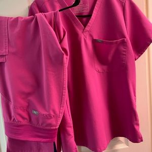 Figs Pink one pocket top M, cargo bottom M